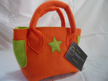 petit sac à main feutrine orange et vert porté main